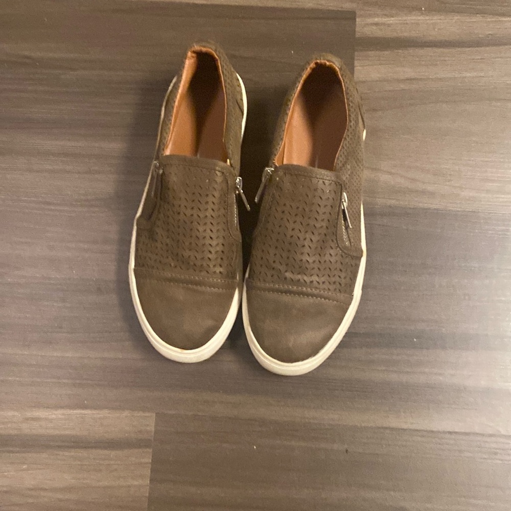 Report sneakers size 6.5.